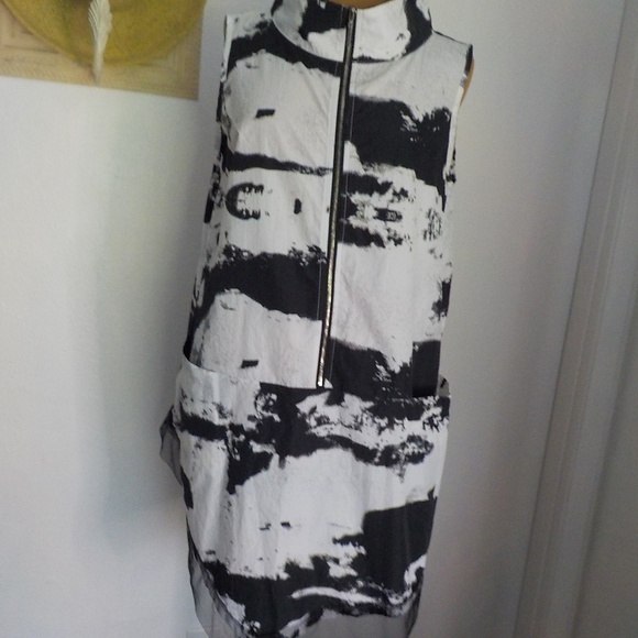 Blk/White Crisp Mini Dress - Picture 2 of 13